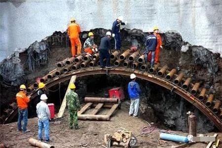 吐鲁番隧道钢花管支护案例